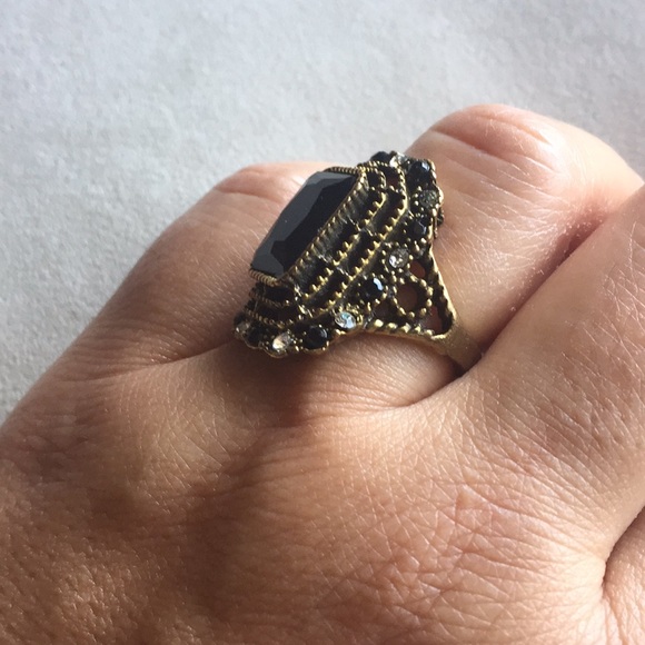 Unique Design ring - Picture 4 of 5